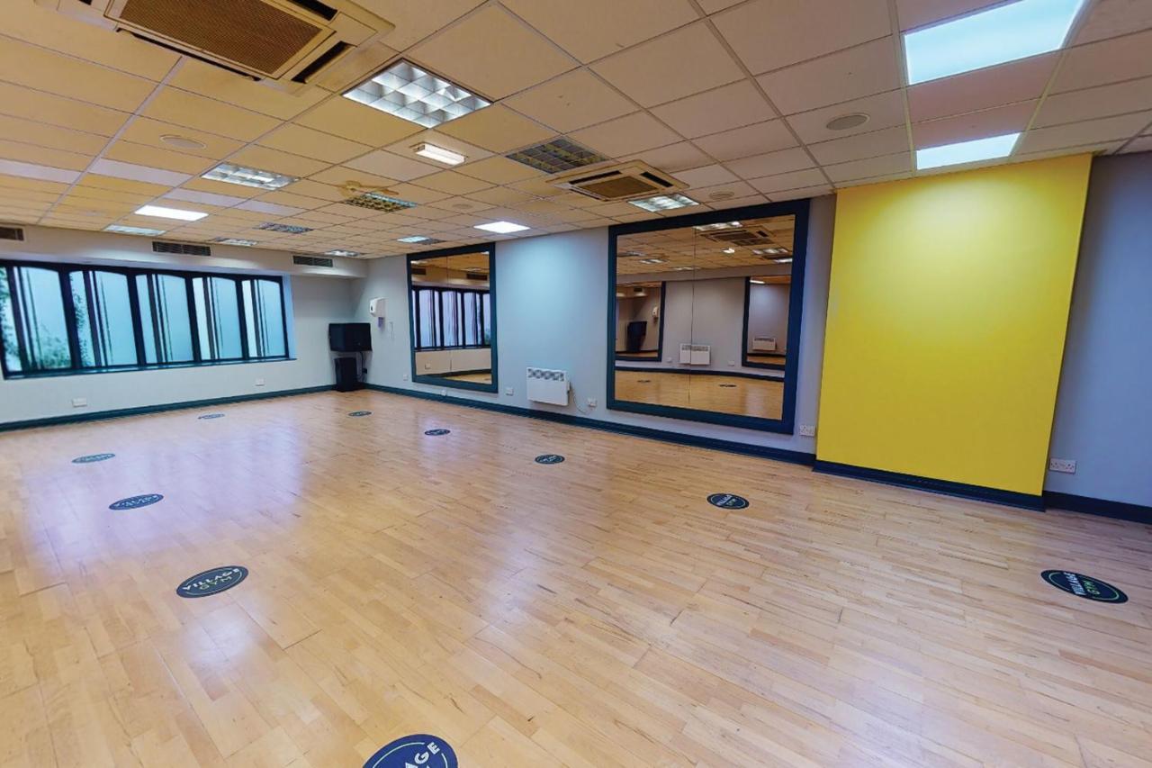 Village Hotel Уоррингтон Экстерьер фото