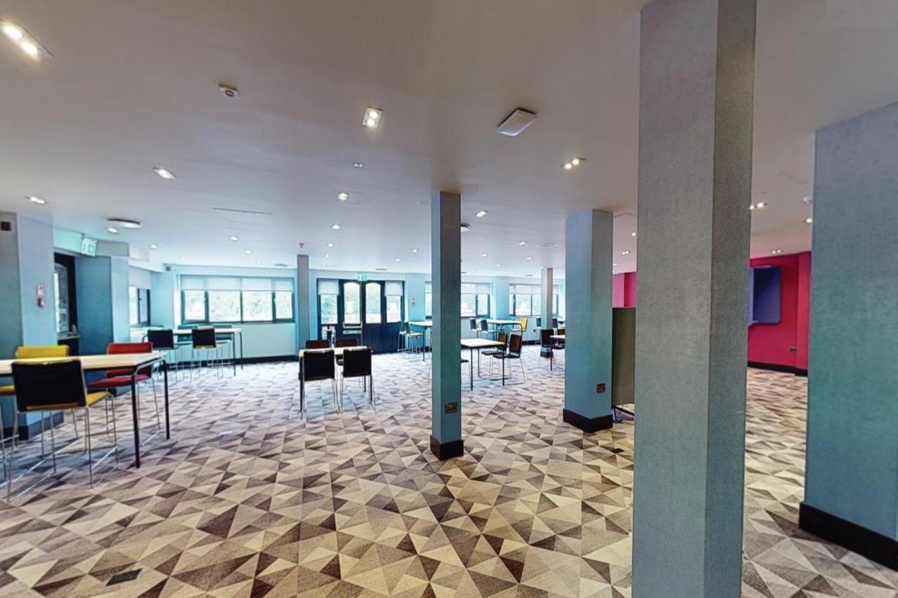Village Hotel Уоррингтон Экстерьер фото