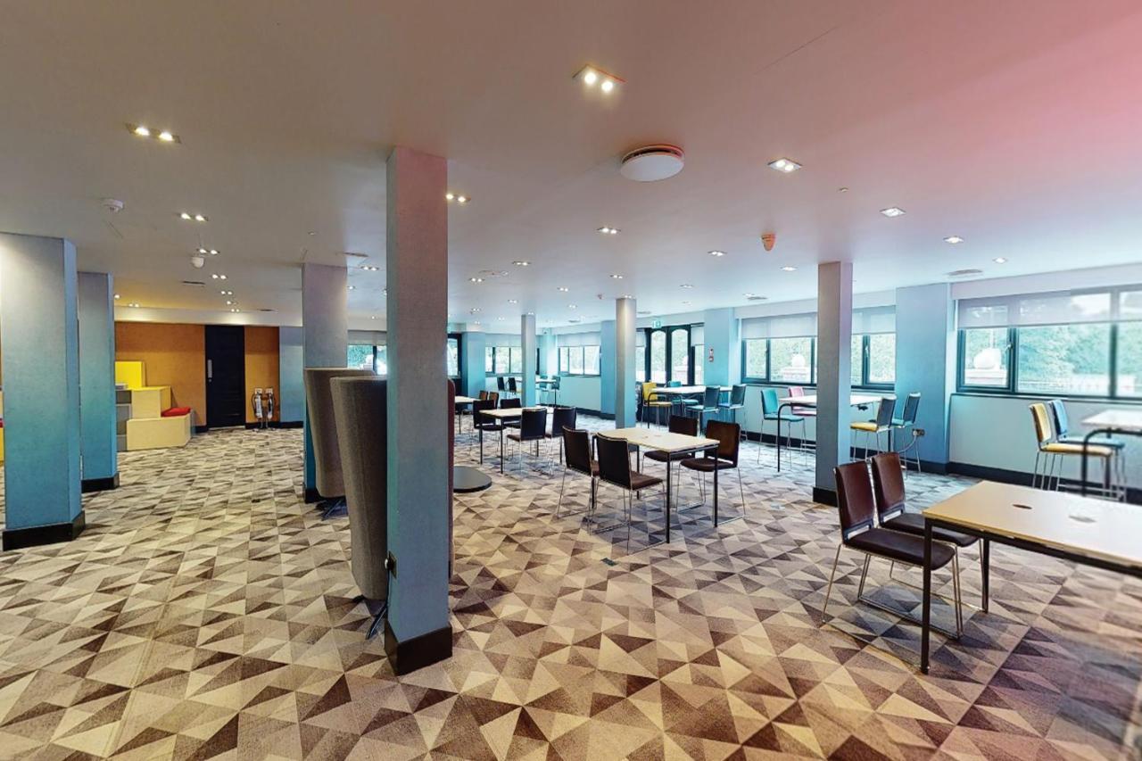 Village Hotel Уоррингтон Экстерьер фото