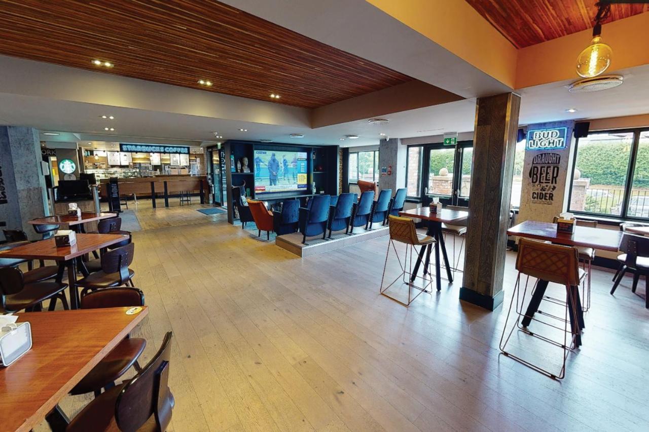 Village Hotel Уоррингтон Экстерьер фото