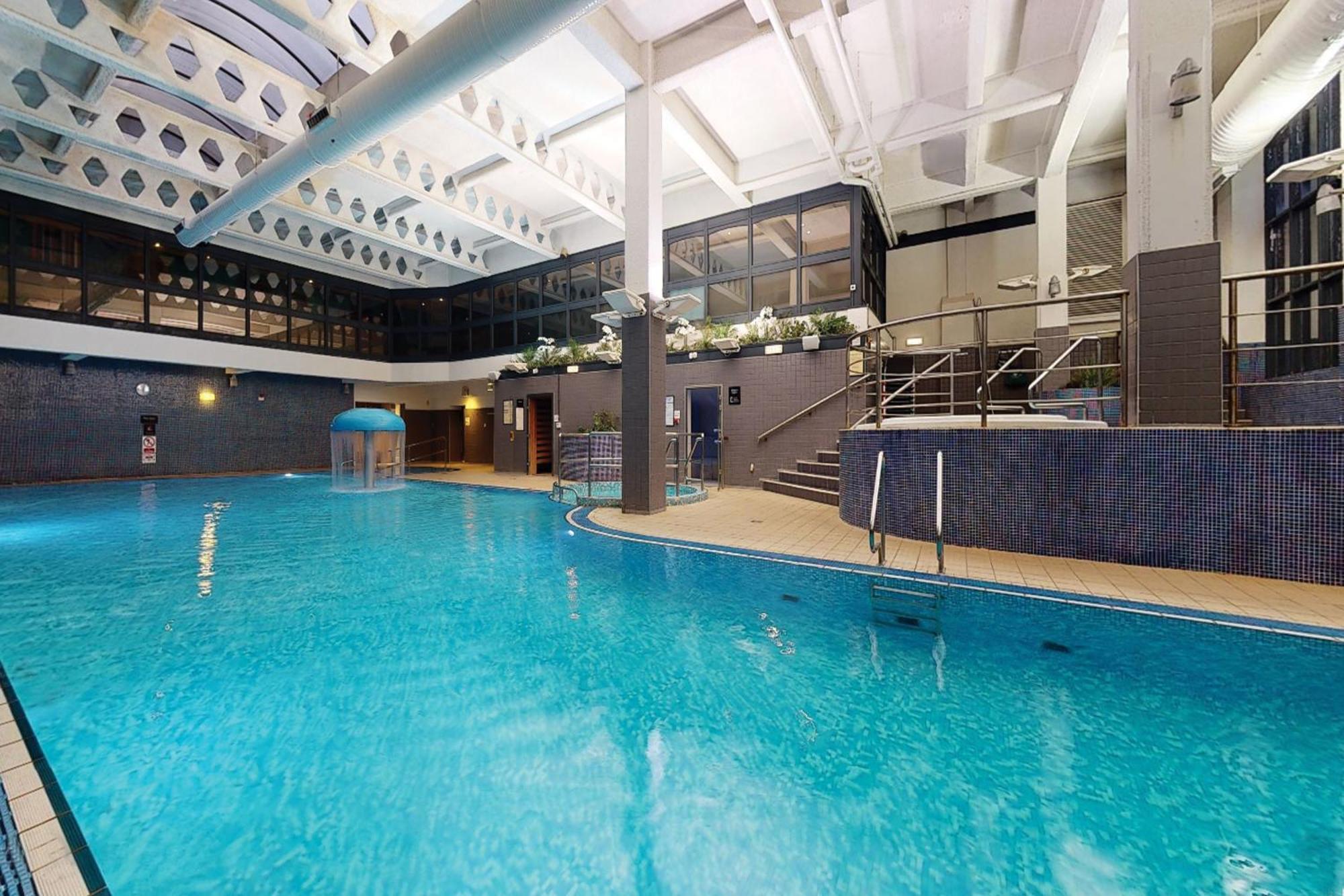 Village Hotel Уоррингтон Экстерьер фото