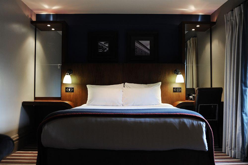 Village Hotel Уоррингтон Экстерьер фото