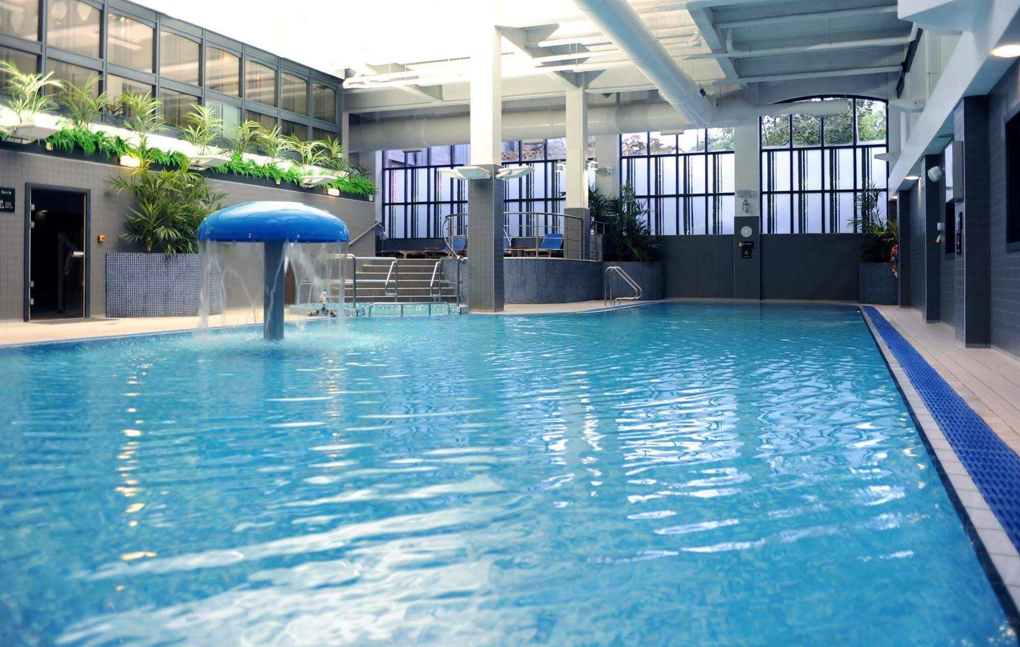 Village Hotel Уоррингтон Экстерьер фото
